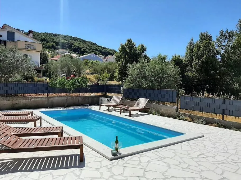 Apartment Isla With Heated Pool,Center, Near The Beach Preko