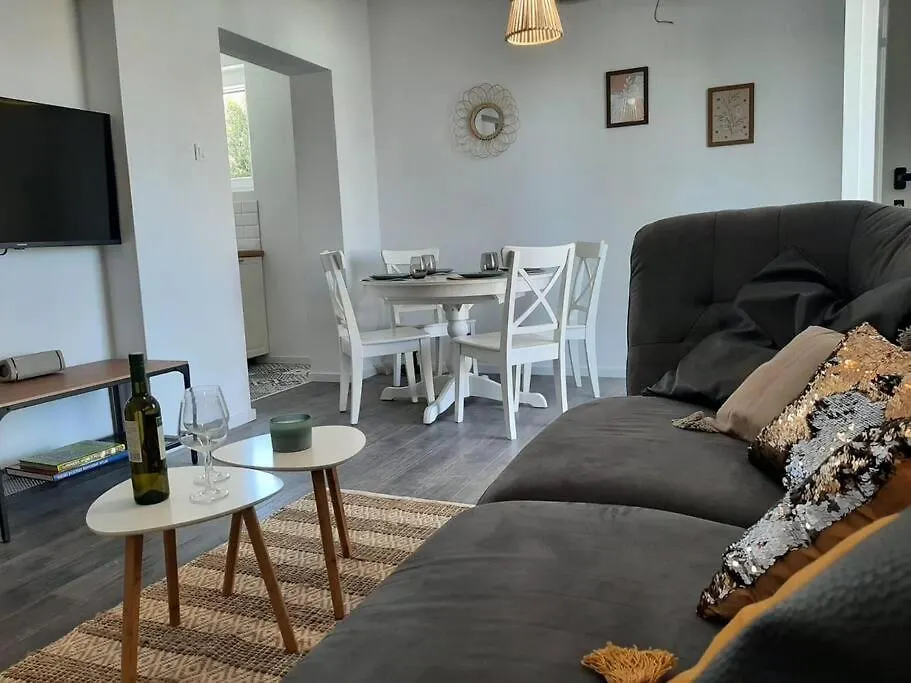 Apartment Isla With Heated Pool,Center, Near The Beach Preko 0*,