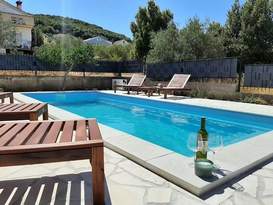 Apartment Isla With Heated Pool,Center, Near The Beach Preko