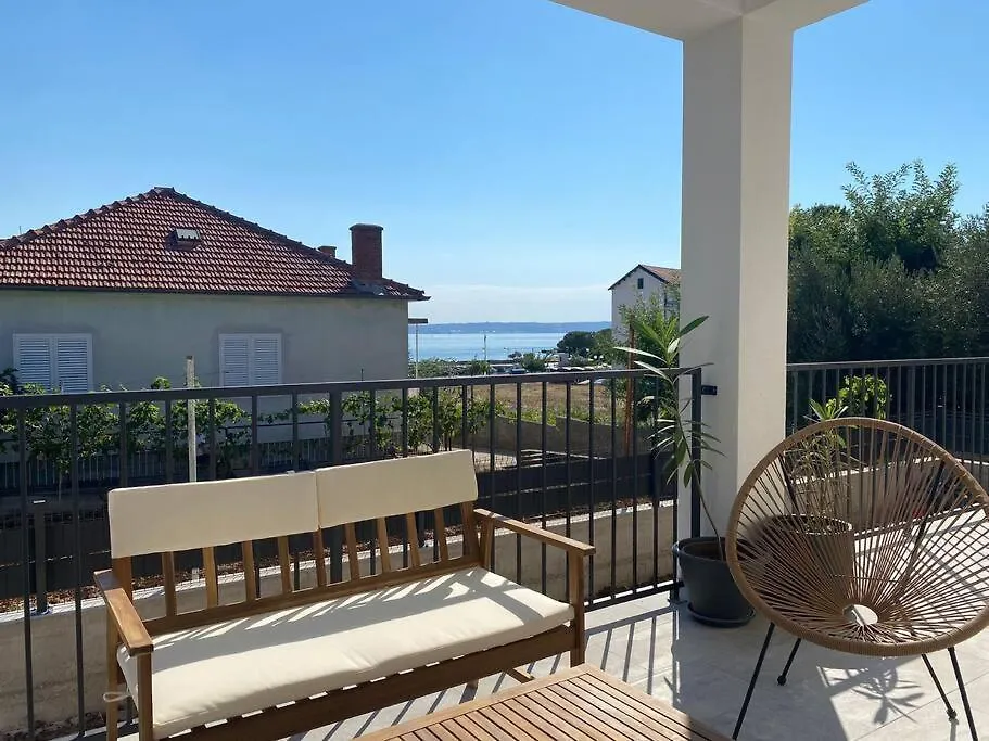 Apartment Isla With Heated Pool,Center, Near The Beach Preko