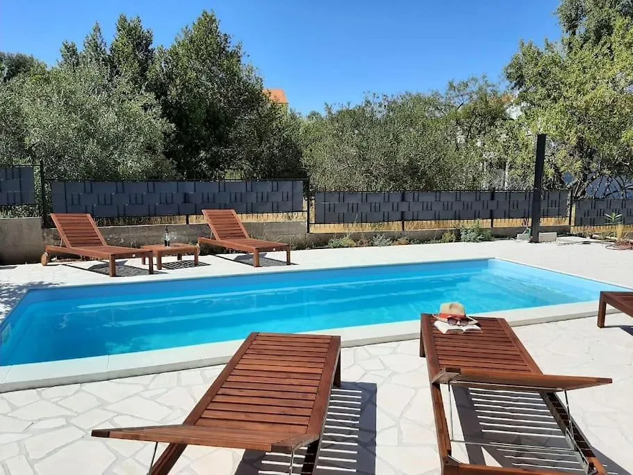 Apartment Isla With Heated Pool,Center, Near The Beach Preko